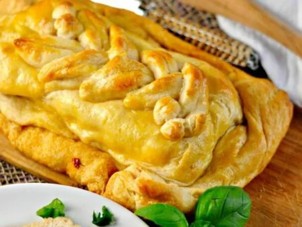 Fromage à la crème avec tomates séchées au soleil et pâtisserie au pesto