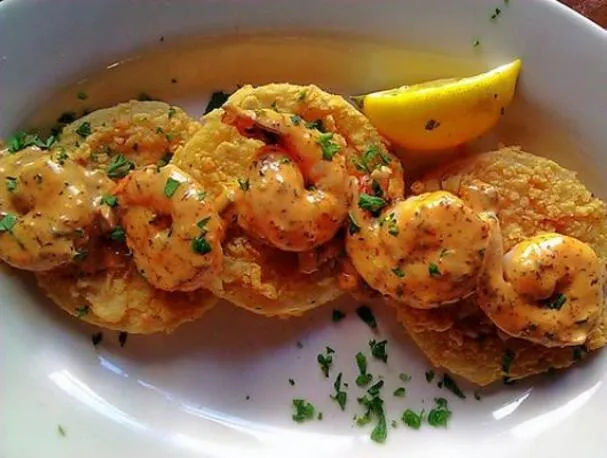 Tomates vertes frites et crevettes à la sauce rémoulade épicée