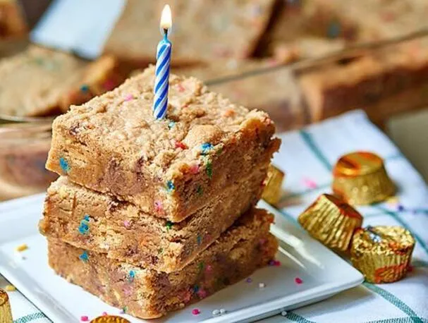Blondies aux Oreos dorés et au beurre de cacahuète