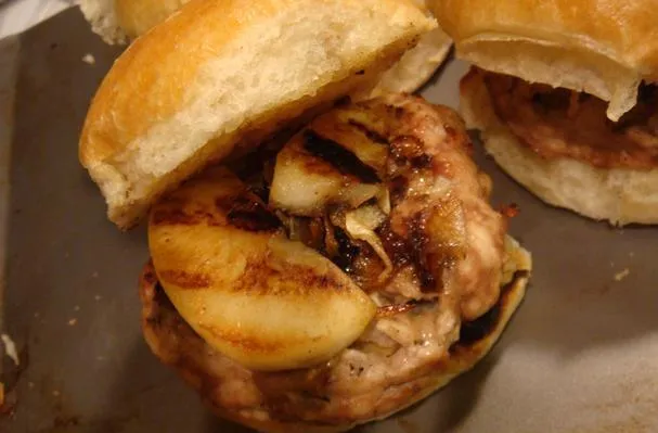 Burgers de dinde au brie, aux pommes grillées et aux oignons caramélisés
