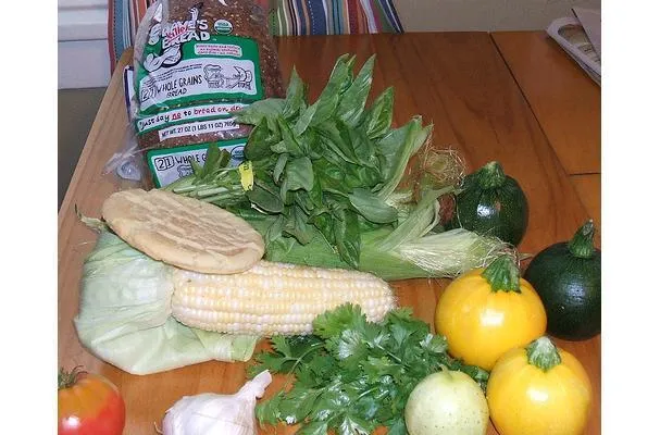Tomates anciennes au basilic thaï et vinaigrette au maïs extra-sucré