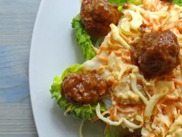 Boulettes de viande glacées à l'hoisin avec salade de chou épicée