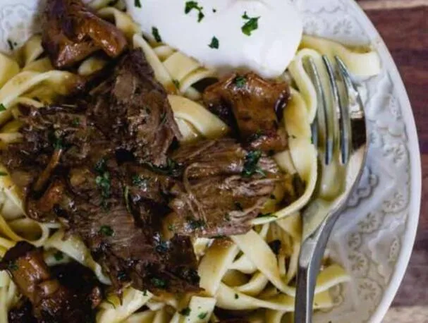 BŒUF STROGANOFF À L'OIGNON FRANÇAIS À L'AUTOCUISEUR