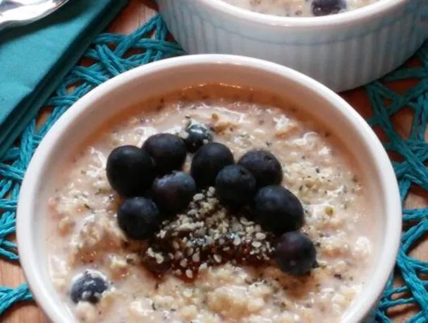 B & B Sunrise : Céréales de petit-déjeuner à la banane, aux myrtilles et aux graines de chia