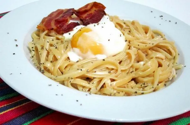 Linguine à la sauce à la crème avec œufs pochés et bacon