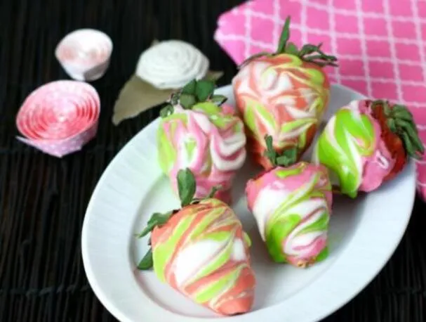 Fraises enrobées de chocolat marbré