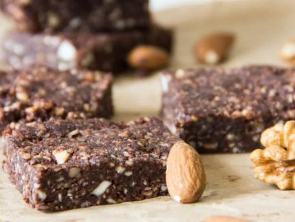 Barres crues au cacao à 4 ingrédients