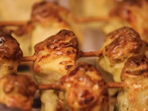 Kebab de poulet au fenugrec et à la crème