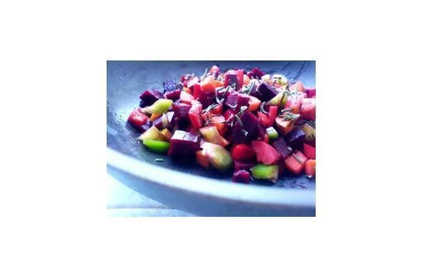 Salade de légumes mélangés au romarin et au sumac