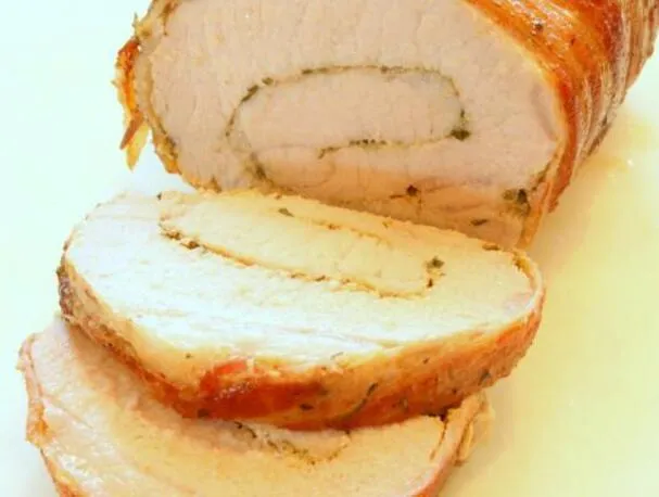 Filet mignon de porc farci à la moutarde et aux herbes, enveloppé de bacon