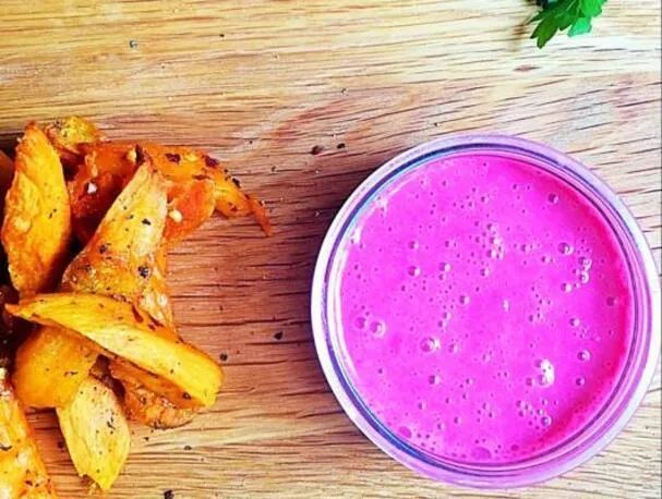 Patates douces rôties au four avec une trempette au yaourt à la betterave