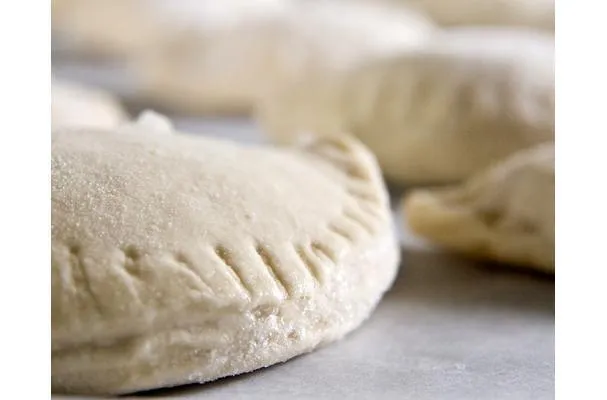 Péroguis de pommes de terre et de bacon avec échalotes caramélisées et noix