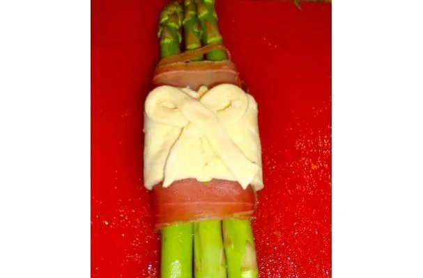 Fagots d'asperges enrobées de prosciutto