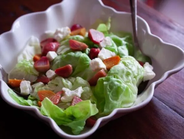 Petits betteraves rôties avec salade et fromage feta