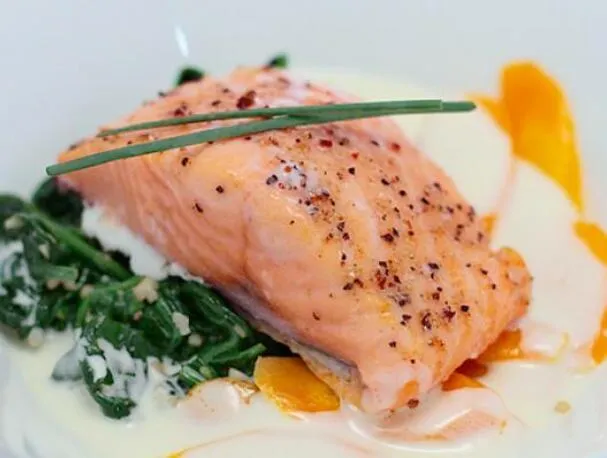 Saumon confit à la sauce à la citronnelle