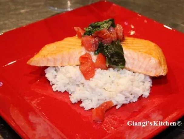 Filets de saumon à la sauce au basilic avec du riz au beurre