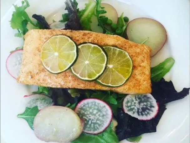 Filets de saumon aux jeunes pousses