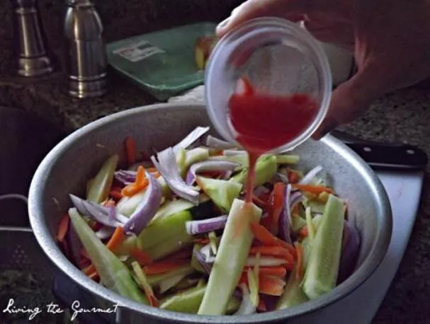 Blanc de poulet sauté à l'ail et au citron avec salade de concombre