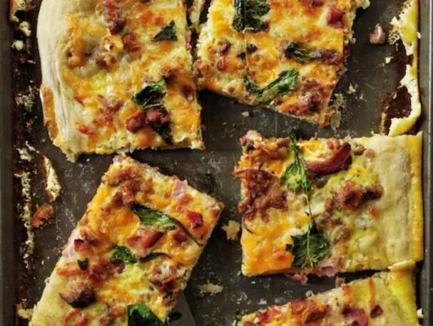 Pizza pour le petit-déjeuner sur plaque