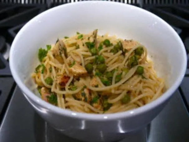 Pâtes simples au poulet et petits pois