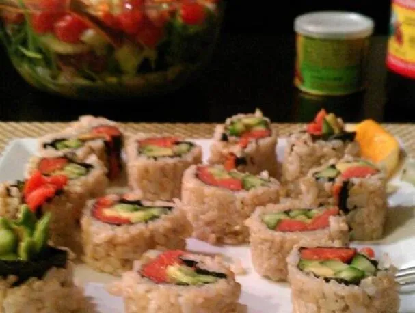Rouleaux de sushi au saumon fumé et au riz brun