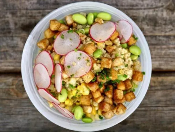 Bol de super céréales au millet fumé avec du tofu croustillant