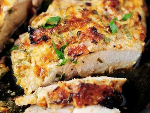 Côtelettes de porc cuites au bacon fumé