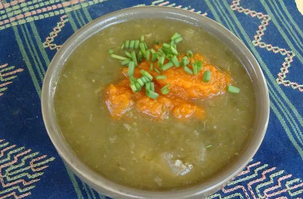 Soupe à l'oseille et à la livèche avec purée de carottes à la menthe