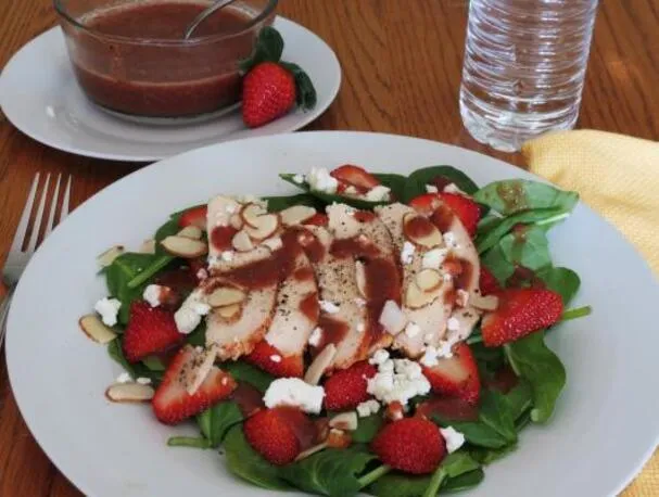 Salade d'épinards avec vinaigrette aux fraises