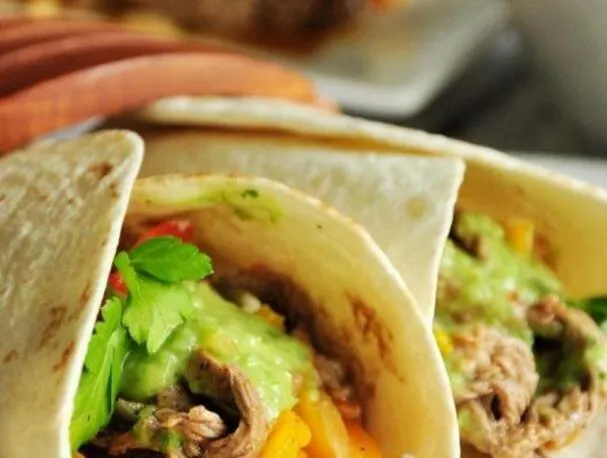 Fajitas au steak avec salsa verde