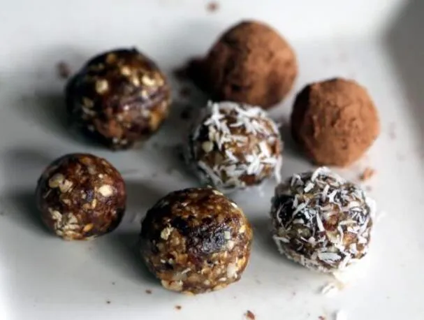 BOULETTES ÉNERGÉTIQUES SUCRÉES