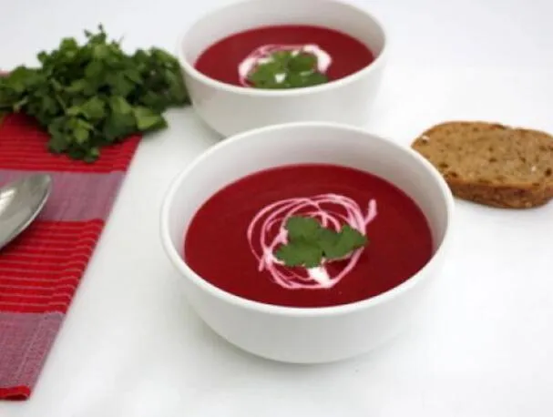 Soupe thaïlandaise de betterave à la noix de coco