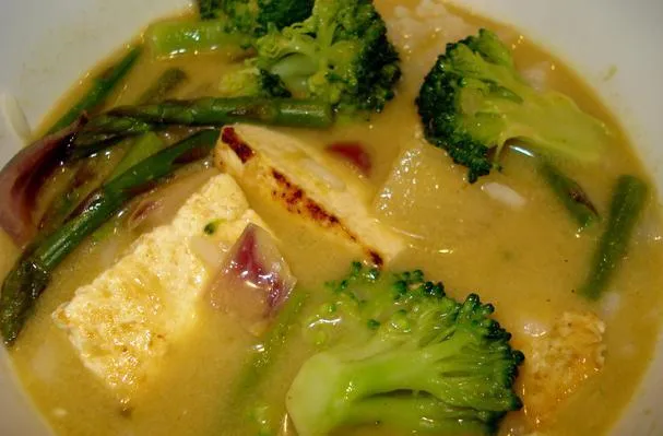 Curry vert thaïlandais à la noix de coco avec du tofu