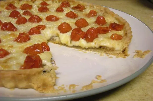 Tarte aux tomates, à la fontina et aux oignons caramélisés