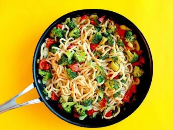 Nouilles Udon à la sauce savoureuse au beurre de cacahuète