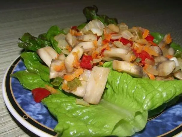 Champignons sautés épicés végétaliens en 10 minutes.