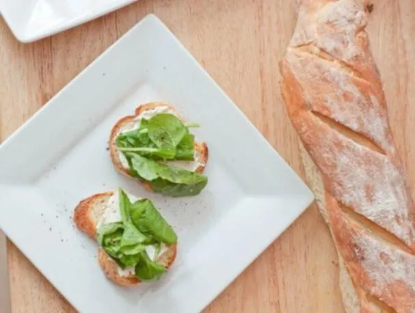 Crostini à la feta fouettée et à la roquette