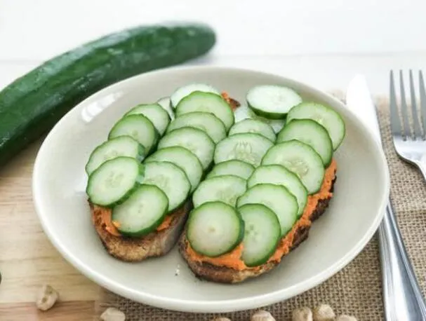 Pain complet au houmous et au concombre