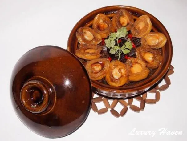 Poitrines de porc braisées avec des ormeaux dans un pot en argile