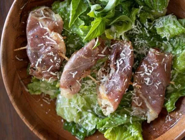 Salade César aux crevettes Saltimbocca