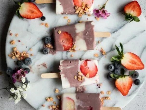 Sucettes de petit-déjeuner au granola d'açaï