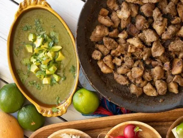 Tacos de Carnitas avec Sauce Tomatillo et Avocat