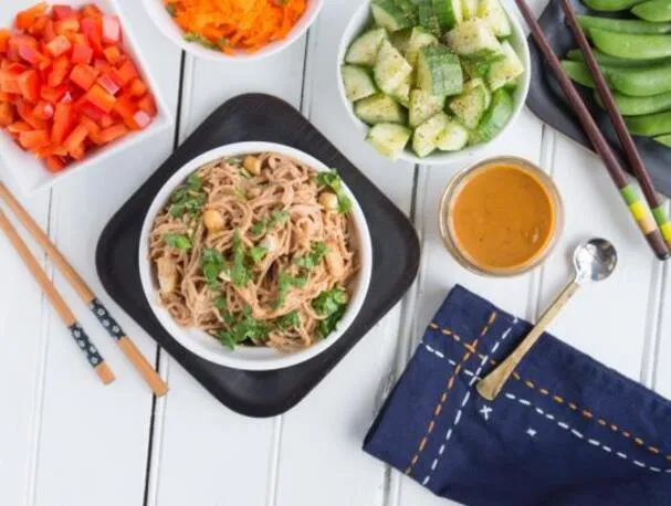 Salade de nouilles aux noix de cajou et légumes