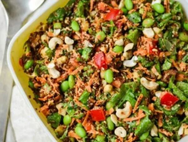 Salade de quinoa aux noix de cajou et au sésame