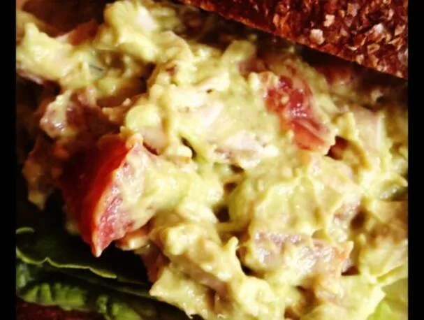 Salade de poulet à l'avocat, au bacon fumé d'Applewood et à la tomate