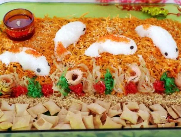 Saumon Yu Sheng du Nouvel An chinois avec des méduses