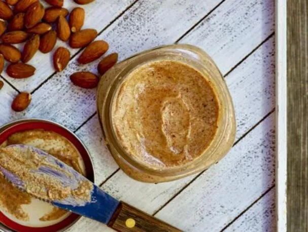 Beurre d'amande avec du tahini et du miel