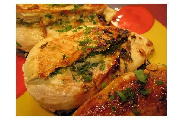 Poitrines de poulet farcies à la coriandre et à l'ail